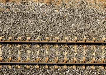 Kinder auf Bahngleis