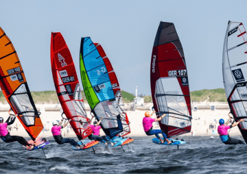 Fabian Wolf erobert Spitzenplatz im Foiling beim California Windsurf Cup in Pelzerhaken