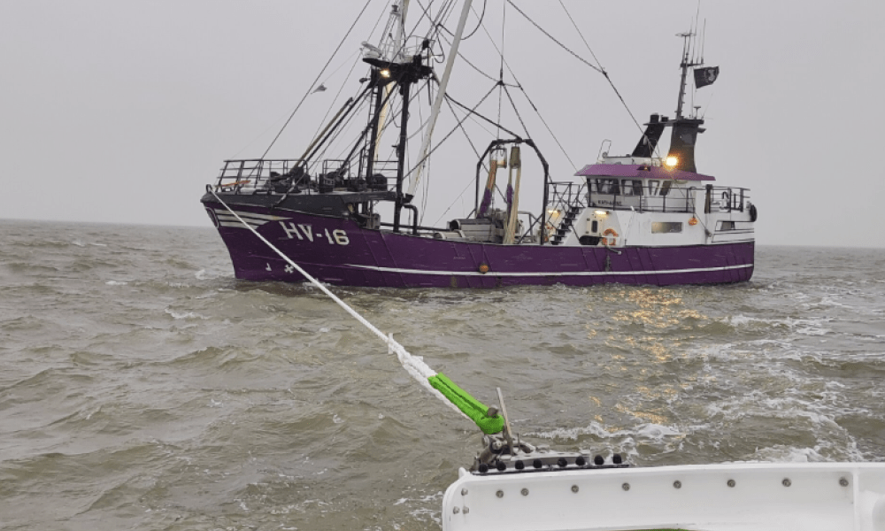 Mit dem Seenotrettungsboot HORST HEINER KNETEN der DGzRS befreien die Seenotretter einen dänischen Fischkutter aus seiner misslichen Lage.