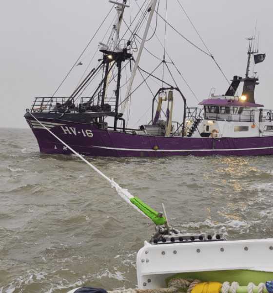 Mit dem Seenotrettungsboot HORST HEINER KNETEN der DGzRS befreien die Seenotretter einen dänischen Fischkutter aus seiner misslichen Lage.