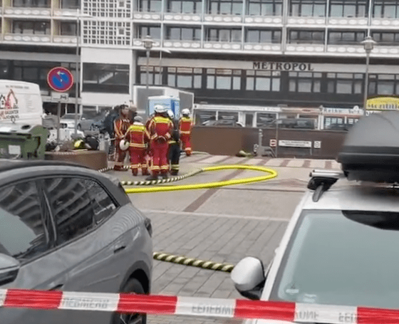 EILMELDUNG: Feuerwehreinsatz in Westerland – Brennendes Elektroauto in Tiefgarage unter dem „Monbijou“
