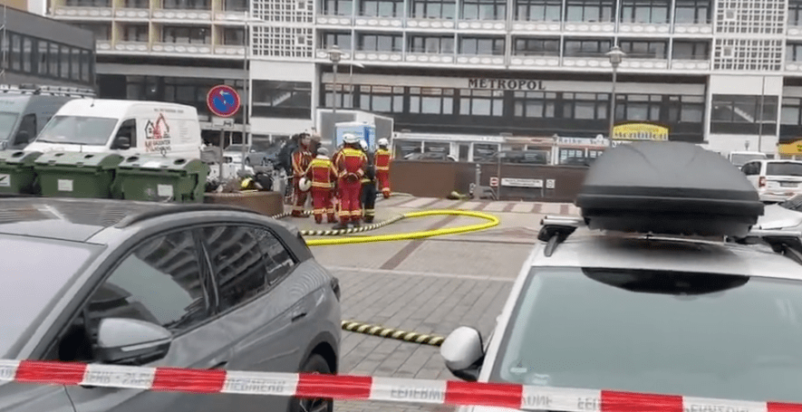 EILMELDUNG: Feuerwehreinsatz in Westerland – Brennendes Elektroauto in Tiefgarage unter dem „Monbijou“