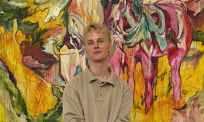 Öffnungszeiten Stadtgalerie „Alte Post“, Stephanstraße 4, 25980 Sylt 02.04.-26.04.2026 Montag bis Samstag 11 -13 Uhr / 14:30 -18 Uhr Über Jonathan Lützen Jonathan Lützen (*2003 in Cuxhaven) setzt sich in seiner expressionistischen Malerei mit der eigenen Identität und Herkunft auseinander. Historische, als auch aktuelle Fotos aus Norddeutschland, besonders der Insel Sylt, dienen als Motive für sein Werk. Seine Malerei lädt zur Reflexion über Erinnerung und Zugehörigkeit ein, ohne zu romantisieren. Leuchtende Farben, die die Lokalfarbigkeit brechen und ein expressiver, dekonstruierender Gestus hinterfragen das Echo der Erinnerung. Gleichsam Visionen aus der Vergangenheit erscheinen Personen und Szenerien und lösen sich wieder auf. Jonathan Lützen studiert seit 2023 in der Malereiklasse von Christian Hahn. Im Sommer wird er seinen Bachelor of Arts abschließen. Kontakt Telefon: 0159 06376225 E-Mail: luetarts@gmail.com