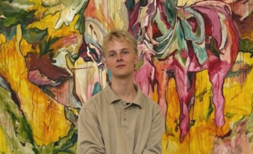 Öffnungszeiten Stadtgalerie „Alte Post“, Stephanstraße 4, 25980 Sylt 02.04.-26.04.2026 Montag bis Samstag 11 -13 Uhr / 14:30 -18 Uhr Über Jonathan Lützen Jonathan Lützen (*2003 in Cuxhaven) setzt sich in seiner expressionistischen Malerei mit der eigenen Identität und Herkunft auseinander. Historische, als auch aktuelle Fotos aus Norddeutschland, besonders der Insel Sylt, dienen als Motive für sein Werk. Seine Malerei lädt zur Reflexion über Erinnerung und Zugehörigkeit ein, ohne zu romantisieren. Leuchtende Farben, die die Lokalfarbigkeit brechen und ein expressiver, dekonstruierender Gestus hinterfragen das Echo der Erinnerung. Gleichsam Visionen aus der Vergangenheit erscheinen Personen und Szenerien und lösen sich wieder auf. Jonathan Lützen studiert seit 2023 in der Malereiklasse von Christian Hahn. Im Sommer wird er seinen Bachelor of Arts abschließen. Kontakt Telefon: 0159 06376225 E-Mail: luetarts@gmail.com