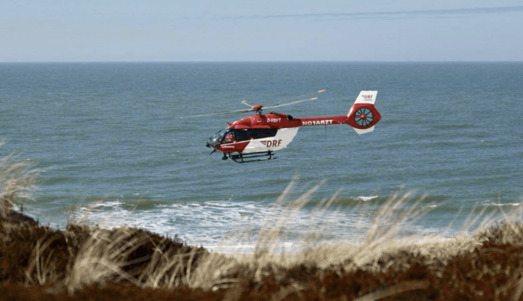 Blitzschnelle Rettung am Weststrand – Helikopter landet nach Notfall direkt im Sand