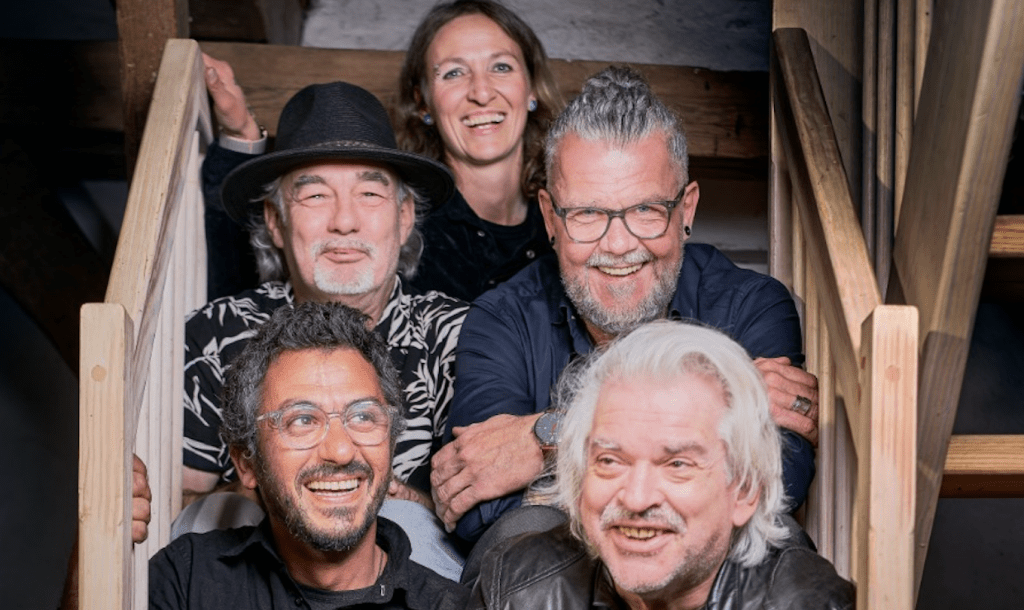 Bühne frei im Saal am Kliff: Das „Henner-Konzert“ bringt den Sylter Sound zurück