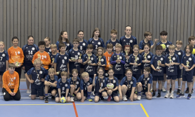 Starker Nachwuchs: Wenn eine Insel wieder an sich glaubt Es gibt Momente im Sport, die größer sind als das Ergebnis auf der Anzeigentafel. Was an diesem Wochenende in der Sporthalle in Tinnum passierte, war so ein Moment. Zwischen den Spielen der Damen- und Herrenmannschaft des TSV Westerland wurden mehrere Jugendteams auf das Parkett gebeten — nicht um zu spielen, sondern um geehrt zu werden. Die F-Jugend mixed, ungeschlagen in dieser Saison, bekam einen Pokal. Die E-Jugend mixed, die männliche und weibliche D-Jugend, die männliche C-Jugend: Sie alle standen vor den Zuschauerinnen und Zuschauern, und der Applaus, der von den Rängen kam, war mehr als höflich. Er war ehrlich. Er war erleichtert. Er trug eine Geschichte in sich, die man kennen muss, um zu verstehen, warum dieser Abend so viel bedeutet. Nicht lange her, dass es anders aussah. Vor einigen Jahren gab es beim TSV Westerland kaum Jugendteams. Kein Nachwuchs, keine Perspektive — und damit genau das Problem, das heute noch sichtbar ist, wenn man auf die Damen- und Herrenmannschaften schaut. Beide Mannschaften warten händeringend auf Spielerinnen und Spieler im Alter um die Achtzehn. Die Generation, die jetzt fehlt, ist jene, die in den Jahren des Stillstands aufgewachsen ist — ohne Angebot, ohne Mannschaft, ohne den Moment, in dem ein Kind zum ersten Mal einen Handball in die Hände bekommt und merkt, dass es das will. Das ist die stille Rechnung, die der Handball auf Sylt noch bezahlt. Und sie macht deutlich, was auf dem Spiel steht — oder besser: was auf dem Spiel stand. Dann haben sich Eltern bewegt. Was folgte, begann unspektakulär. Ein paar Eltern, die sahen, dass nichts passierte, wenn sie nicht selbst anpackten. Eine Mannschaft wurde gemeldet. Dann noch eine. Trainer fanden sich, manche von ihnen selbst Eltern, manche ehemalige Spieler, alle ohne großes Aufheben. Ein Netzwerk entstand — still, praktisch, aus dem Bedürfnis heraus. Heute kümmert sich ein großes Team von Ehrenamtlichen um das, was man von außen gar nicht sieht: die Fahrten, die Hallenzeiten, die Organisation, die Kommunikation, das hundert kleine Dinge, ohne die kein Jugendhandball funktioniert, egal wie gut die Trainer sind. Und die Trainer sind gut. Sie sorgen für die Ausbildung auf dem Platz — für die Technik, das Spielverständnis, den Zusammenhalt. Aber was sie vielleicht am meisten leisten, ist das, wofür es keine Statistik gibt: Sie geben Kindern auf einer Insel das Gefühl, dass ihr Sport hier eine Zukunft hat. Dass es sich lohnt, dabei zu sein. Die Zeichen stehen auf Zukunft. Was in Tinnum an diesem Abend auf dem Parkett stand, ist das Ergebnis von beidem: der Geduld der Trainer und der Begeisterung der Eltern, dem Einsatz der Ehrenamtlichen und dem Mut der Familien, die einfach angefangen haben. Ein Team wurde zu vielen. Eine Idee wurde zu einer Bewegung. Die Damen und Herren, die heute noch auf Nachwuchs warten, schauen auf diese Kinder und wissen: In einigen Jahren werden sie kommen. Nicht alle. Aber genug. Die F-Jugend, die diese Saison kein einziges Spiel verloren hat, ist nicht nur eine Erfolgsgeschichte für ein Wochenende. Sie ist ein Versprechen. Der Handball auf Sylt hat sich seine Zukunft selbst erarbeitet — von unten, mit Ehrenamt und Leidenschaft und dem schlichten Glauben, dass es möglich ist. Das ist selten. Das ist es wert, laut gesagt zu werden.