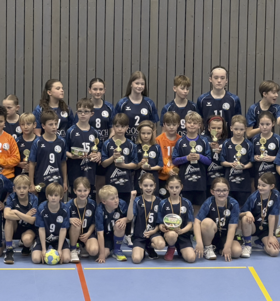 Starker Nachwuchs: Wenn eine Insel wieder an sich glaubt Es gibt Momente im Sport, die größer sind als das Ergebnis auf der Anzeigentafel. Was an diesem Wochenende in der Sporthalle in Tinnum passierte, war so ein Moment. Zwischen den Spielen der Damen- und Herrenmannschaft des TSV Westerland wurden mehrere Jugendteams auf das Parkett gebeten — nicht um zu spielen, sondern um geehrt zu werden. Die F-Jugend mixed, ungeschlagen in dieser Saison, bekam einen Pokal. Die E-Jugend mixed, die männliche und weibliche D-Jugend, die männliche C-Jugend: Sie alle standen vor den Zuschauerinnen und Zuschauern, und der Applaus, der von den Rängen kam, war mehr als höflich. Er war ehrlich. Er war erleichtert. Er trug eine Geschichte in sich, die man kennen muss, um zu verstehen, warum dieser Abend so viel bedeutet. Nicht lange her, dass es anders aussah. Vor einigen Jahren gab es beim TSV Westerland kaum Jugendteams. Kein Nachwuchs, keine Perspektive — und damit genau das Problem, das heute noch sichtbar ist, wenn man auf die Damen- und Herrenmannschaften schaut. Beide Mannschaften warten händeringend auf Spielerinnen und Spieler im Alter um die Achtzehn. Die Generation, die jetzt fehlt, ist jene, die in den Jahren des Stillstands aufgewachsen ist — ohne Angebot, ohne Mannschaft, ohne den Moment, in dem ein Kind zum ersten Mal einen Handball in die Hände bekommt und merkt, dass es das will. Das ist die stille Rechnung, die der Handball auf Sylt noch bezahlt. Und sie macht deutlich, was auf dem Spiel steht — oder besser: was auf dem Spiel stand. Dann haben sich Eltern bewegt. Was folgte, begann unspektakulär. Ein paar Eltern, die sahen, dass nichts passierte, wenn sie nicht selbst anpackten. Eine Mannschaft wurde gemeldet. Dann noch eine. Trainer fanden sich, manche von ihnen selbst Eltern, manche ehemalige Spieler, alle ohne großes Aufheben. Ein Netzwerk entstand — still, praktisch, aus dem Bedürfnis heraus. Heute kümmert sich ein großes Team von Ehrenamtlichen um das, was man von außen gar nicht sieht: die Fahrten, die Hallenzeiten, die Organisation, die Kommunikation, das hundert kleine Dinge, ohne die kein Jugendhandball funktioniert, egal wie gut die Trainer sind. Und die Trainer sind gut. Sie sorgen für die Ausbildung auf dem Platz — für die Technik, das Spielverständnis, den Zusammenhalt. Aber was sie vielleicht am meisten leisten, ist das, wofür es keine Statistik gibt: Sie geben Kindern auf einer Insel das Gefühl, dass ihr Sport hier eine Zukunft hat. Dass es sich lohnt, dabei zu sein. Die Zeichen stehen auf Zukunft. Was in Tinnum an diesem Abend auf dem Parkett stand, ist das Ergebnis von beidem: der Geduld der Trainer und der Begeisterung der Eltern, dem Einsatz der Ehrenamtlichen und dem Mut der Familien, die einfach angefangen haben. Ein Team wurde zu vielen. Eine Idee wurde zu einer Bewegung. Die Damen und Herren, die heute noch auf Nachwuchs warten, schauen auf diese Kinder und wissen: In einigen Jahren werden sie kommen. Nicht alle. Aber genug. Die F-Jugend, die diese Saison kein einziges Spiel verloren hat, ist nicht nur eine Erfolgsgeschichte für ein Wochenende. Sie ist ein Versprechen. Der Handball auf Sylt hat sich seine Zukunft selbst erarbeitet — von unten, mit Ehrenamt und Leidenschaft und dem schlichten Glauben, dass es möglich ist. Das ist selten. Das ist es wert, laut gesagt zu werden.