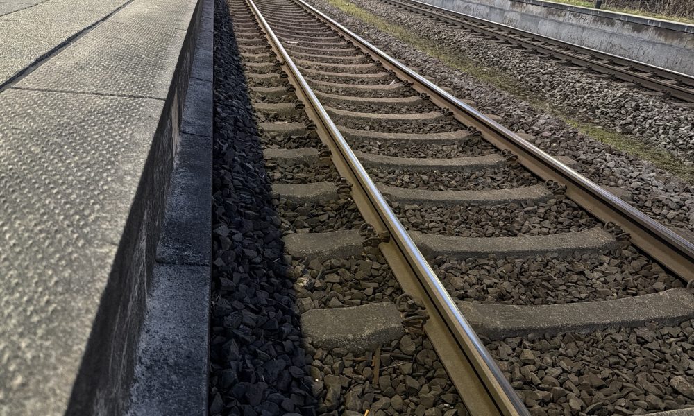 Lebensgefährlicher Stunt am Bahnhof Westerland: Fahrgast springt aus anrollendem Zug!
