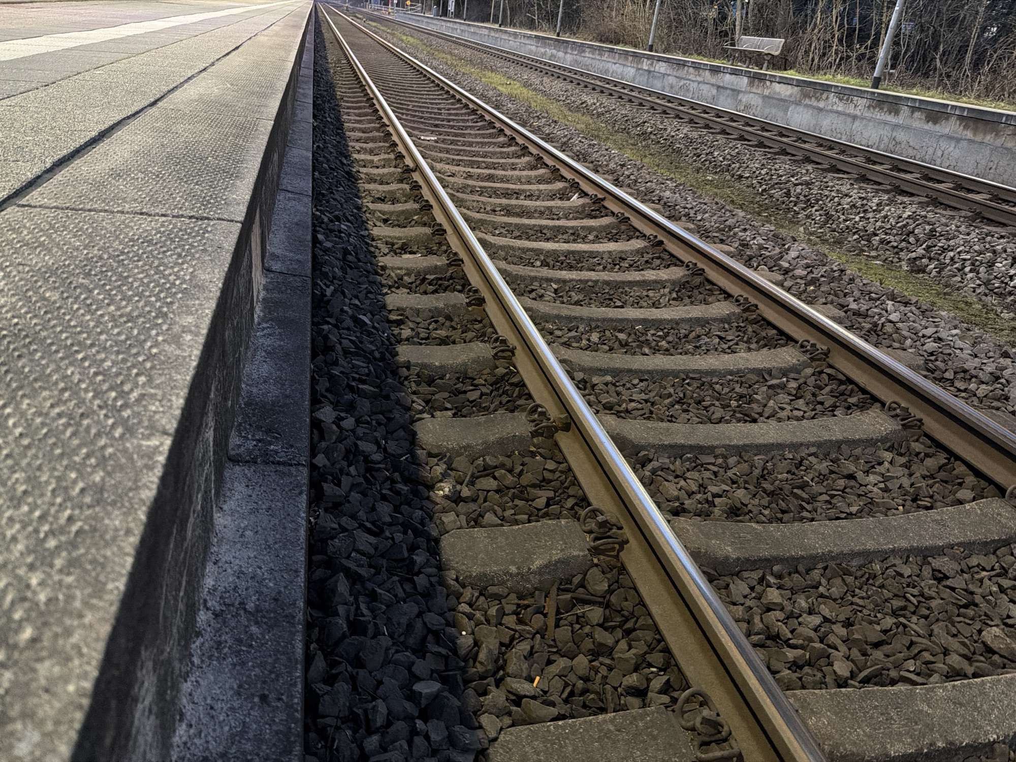 Lebensgefährlicher Stunt am Bahnhof Westerland: Fahrgast springt aus anrollendem Zug! 8 Lebensgefährlicher Stunt am Bahnhof Westerland: Fahrgast springt aus anrollendem Zug!