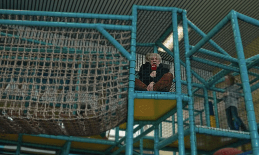 Wenn der Westwind waagerecht weht: Die Sylt4Fun-Halle ist zurück – und hat den härtesten TÜV der Insel bestanden Machen wir uns nichts vor: Sylt ist ein Naturparadies. Aber an jenen Tagen, an denen der Regen streng horizontal über den Strand peitscht und Kleinkinder ab Windstärke acht aerodynamisch ungünstig werden, braucht selbst die robusteste Outdoor-Familie ein Dach über dem Kopf. Zum Glück gibt es für genau diese Momente das rettende Ufer in Wenningstedt: Die Sylt4Fun-Halle. Und die hat gerade ein echtes Premium-Lifting hinter sich. Rund 100.000 Euro hat man hier in die Hand genommen. Auf dem Sylter Immobilienmarkt bekommt man dafür in Kampen vielleicht einen hübsch gepflasterten halben Parkplatz. In der Norddörfer Halle hingegen gab es dafür ein komplett neues Fundament für den Spieltrieb: Der Fußbodenunterbau wurde von Grund auf saniert und mit feinstem Linoleum überzogen. Warum das wichtig ist? Weil der alte Boden nach jahrelangem Dauer-Sockenrutschen bei Schietwetter vermutlich glatter war als das Eis in der Kurve beim Bob-Weltcup. Das eigentliche Highlight thront nun aber in der Mitte. Nein, nicht die Boulderwand – dieser verlässliche Kletter-Veteran war ja schon da. Wir sprechen vom nagelneuen, hochmodernen Spiel- und Klettergerät, das ab sofort das Herzstück der Halle bildet. Und wer jetzt denkt, öffentliche Bauprojekte auf Sylt dauern normalerweise so lange wie die Erosion des Roten Kliffs, der wurde hier eines Besseren belehrt: Von der ersten Skizze bis zum Einzug vergingen nur wenige Monate. Doch was nützt das schönste Spielgerät auf dem Papier, wenn es im echten Insel-Alltag nicht besteht? Vergessen Sie feierliche Reden von Politikern, die rote Bänder durchschneiden. Für die Abnahme der Halle rückte das einzig wahre Elite-Sonderkommando der Insel an: Der Kindergarten Wenningstedt-Braderup. Die kleinen Experten unterzogen den neuen Linoleumboden sofort einem kompromisslosen Reibungstest und prüften die strukturelle Integrität der Kletteranlage unter realen Härtebedingungen. Das fachmännische Urteil, das lautstark durch die Halle schallte: Test bestanden. Ab sofort ist das Wenningstedter Schlechtwetter-As also wieder im Ärmel der Insel-Eltern. Moderner, sicherer und frisch aufpoliert. Ein Hoch auf die Indoor-Oase – zumindest so lange, bis draußen wieder die Sonne scheint und der Sand ruft.