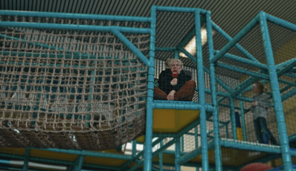 Wenn der Westwind waagerecht weht: Die Sylt4Fun-Halle ist zurück – und hat den härtesten TÜV der Insel bestanden Machen wir uns nichts vor: Sylt ist ein Naturparadies. Aber an jenen Tagen, an denen der Regen streng horizontal über den Strand peitscht und Kleinkinder ab Windstärke acht aerodynamisch ungünstig werden, braucht selbst die robusteste Outdoor-Familie ein Dach über dem Kopf. Zum Glück gibt es für genau diese Momente das rettende Ufer in Wenningstedt: Die Sylt4Fun-Halle. Und die hat gerade ein echtes Premium-Lifting hinter sich. Rund 100.000 Euro hat man hier in die Hand genommen. Auf dem Sylter Immobilienmarkt bekommt man dafür in Kampen vielleicht einen hübsch gepflasterten halben Parkplatz. In der Norddörfer Halle hingegen gab es dafür ein komplett neues Fundament für den Spieltrieb: Der Fußbodenunterbau wurde von Grund auf saniert und mit feinstem Linoleum überzogen. Warum das wichtig ist? Weil der alte Boden nach jahrelangem Dauer-Sockenrutschen bei Schietwetter vermutlich glatter war als das Eis in der Kurve beim Bob-Weltcup. Das eigentliche Highlight thront nun aber in der Mitte. Nein, nicht die Boulderwand – dieser verlässliche Kletter-Veteran war ja schon da. Wir sprechen vom nagelneuen, hochmodernen Spiel- und Klettergerät, das ab sofort das Herzstück der Halle bildet. Und wer jetzt denkt, öffentliche Bauprojekte auf Sylt dauern normalerweise so lange wie die Erosion des Roten Kliffs, der wurde hier eines Besseren belehrt: Von der ersten Skizze bis zum Einzug vergingen nur wenige Monate. Doch was nützt das schönste Spielgerät auf dem Papier, wenn es im echten Insel-Alltag nicht besteht? Vergessen Sie feierliche Reden von Politikern, die rote Bänder durchschneiden. Für die Abnahme der Halle rückte das einzig wahre Elite-Sonderkommando der Insel an: Der Kindergarten Wenningstedt-Braderup. Die kleinen Experten unterzogen den neuen Linoleumboden sofort einem kompromisslosen Reibungstest und prüften die strukturelle Integrität der Kletteranlage unter realen Härtebedingungen. Das fachmännische Urteil, das lautstark durch die Halle schallte: Test bestanden. Ab sofort ist das Wenningstedter Schlechtwetter-As also wieder im Ärmel der Insel-Eltern. Moderner, sicherer und frisch aufpoliert. Ein Hoch auf die Indoor-Oase – zumindest so lange, bis draußen wieder die Sonne scheint und der Sand ruft.