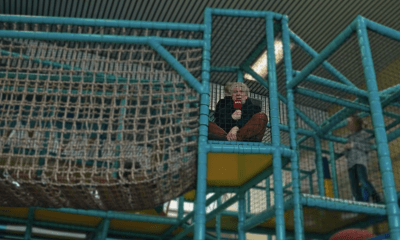 Wenn der Westwind waagerecht weht: Die Sylt4Fun-Halle ist zurück – und hat den härtesten TÜV der Insel bestanden Machen wir uns nichts vor: Sylt ist ein Naturparadies. Aber an jenen Tagen, an denen der Regen streng horizontal über den Strand peitscht und Kleinkinder ab Windstärke acht aerodynamisch ungünstig werden, braucht selbst die robusteste Outdoor-Familie ein Dach über dem Kopf. Zum Glück gibt es für genau diese Momente das rettende Ufer in Wenningstedt: Die Sylt4Fun-Halle. Und die hat gerade ein echtes Premium-Lifting hinter sich. Rund 100.000 Euro hat man hier in die Hand genommen. Auf dem Sylter Immobilienmarkt bekommt man dafür in Kampen vielleicht einen hübsch gepflasterten halben Parkplatz. In der Norddörfer Halle hingegen gab es dafür ein komplett neues Fundament für den Spieltrieb: Der Fußbodenunterbau wurde von Grund auf saniert und mit feinstem Linoleum überzogen. Warum das wichtig ist? Weil der alte Boden nach jahrelangem Dauer-Sockenrutschen bei Schietwetter vermutlich glatter war als das Eis in der Kurve beim Bob-Weltcup. Das eigentliche Highlight thront nun aber in der Mitte. Nein, nicht die Boulderwand – dieser verlässliche Kletter-Veteran war ja schon da. Wir sprechen vom nagelneuen, hochmodernen Spiel- und Klettergerät, das ab sofort das Herzstück der Halle bildet. Und wer jetzt denkt, öffentliche Bauprojekte auf Sylt dauern normalerweise so lange wie die Erosion des Roten Kliffs, der wurde hier eines Besseren belehrt: Von der ersten Skizze bis zum Einzug vergingen nur wenige Monate. Doch was nützt das schönste Spielgerät auf dem Papier, wenn es im echten Insel-Alltag nicht besteht? Vergessen Sie feierliche Reden von Politikern, die rote Bänder durchschneiden. Für die Abnahme der Halle rückte das einzig wahre Elite-Sonderkommando der Insel an: Der Kindergarten Wenningstedt-Braderup. Die kleinen Experten unterzogen den neuen Linoleumboden sofort einem kompromisslosen Reibungstest und prüften die strukturelle Integrität der Kletteranlage unter realen Härtebedingungen. Das fachmännische Urteil, das lautstark durch die Halle schallte: Test bestanden. Ab sofort ist das Wenningstedter Schlechtwetter-As also wieder im Ärmel der Insel-Eltern. Moderner, sicherer und frisch aufpoliert. Ein Hoch auf die Indoor-Oase – zumindest so lange, bis draußen wieder die Sonne scheint und der Sand ruft.