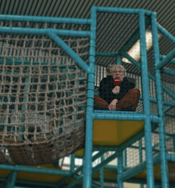 Wenn der Westwind waagerecht weht: Die Sylt4Fun-Halle ist zurück – und hat den härtesten TÜV der Insel bestanden Machen wir uns nichts vor: Sylt ist ein Naturparadies. Aber an jenen Tagen, an denen der Regen streng horizontal über den Strand peitscht und Kleinkinder ab Windstärke acht aerodynamisch ungünstig werden, braucht selbst die robusteste Outdoor-Familie ein Dach über dem Kopf. Zum Glück gibt es für genau diese Momente das rettende Ufer in Wenningstedt: Die Sylt4Fun-Halle. Und die hat gerade ein echtes Premium-Lifting hinter sich. Rund 100.000 Euro hat man hier in die Hand genommen. Auf dem Sylter Immobilienmarkt bekommt man dafür in Kampen vielleicht einen hübsch gepflasterten halben Parkplatz. In der Norddörfer Halle hingegen gab es dafür ein komplett neues Fundament für den Spieltrieb: Der Fußbodenunterbau wurde von Grund auf saniert und mit feinstem Linoleum überzogen. Warum das wichtig ist? Weil der alte Boden nach jahrelangem Dauer-Sockenrutschen bei Schietwetter vermutlich glatter war als das Eis in der Kurve beim Bob-Weltcup. Das eigentliche Highlight thront nun aber in der Mitte. Nein, nicht die Boulderwand – dieser verlässliche Kletter-Veteran war ja schon da. Wir sprechen vom nagelneuen, hochmodernen Spiel- und Klettergerät, das ab sofort das Herzstück der Halle bildet. Und wer jetzt denkt, öffentliche Bauprojekte auf Sylt dauern normalerweise so lange wie die Erosion des Roten Kliffs, der wurde hier eines Besseren belehrt: Von der ersten Skizze bis zum Einzug vergingen nur wenige Monate. Doch was nützt das schönste Spielgerät auf dem Papier, wenn es im echten Insel-Alltag nicht besteht? Vergessen Sie feierliche Reden von Politikern, die rote Bänder durchschneiden. Für die Abnahme der Halle rückte das einzig wahre Elite-Sonderkommando der Insel an: Der Kindergarten Wenningstedt-Braderup. Die kleinen Experten unterzogen den neuen Linoleumboden sofort einem kompromisslosen Reibungstest und prüften die strukturelle Integrität der Kletteranlage unter realen Härtebedingungen. Das fachmännische Urteil, das lautstark durch die Halle schallte: Test bestanden. Ab sofort ist das Wenningstedter Schlechtwetter-As also wieder im Ärmel der Insel-Eltern. Moderner, sicherer und frisch aufpoliert. Ein Hoch auf die Indoor-Oase – zumindest so lange, bis draußen wieder die Sonne scheint und der Sand ruft.