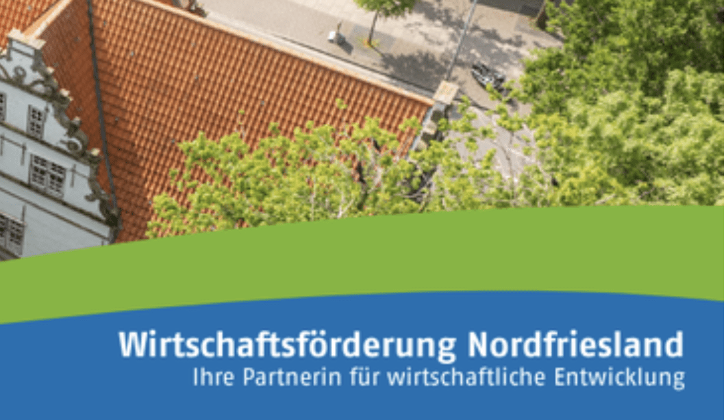 Wirtschafts-Update für den Norden: Vier Pflichttermine für kluge Köpfe 5 Wirtschafts-Update für den Norden: Vier Pflichttermine für kluge Köpfe Die Wirtschaft im Norden schläft nicht – im Gegenteil: In den kommenden Wochen stehen in Schleswig-Holstein gleich vier hochkarätige Veranstaltungen an, die zukunftsweisende Themen von der blauen Bioökonomie bis hin zu smarten Personalstrategien aufgreifen. Die Wirtschaftsförderung Nordfriesland (WFG NF) bittet zum branchenübergreifenden Dialog und rät, sich frühzeitig die begehrten Plätze zu sichern. Hier ist der kompakte Überblick für alle, die über den Tellerrand hinausschauen und ihr Netzwerk erweitern wollen: 1. Das Potenzial der Alge: Blaue Bioökonomie Wer hätte gedacht, dass Algen das Zeug zum Wirtschaftsmotor haben? Wie sich marine Standorte und neue Wertschöpfungsketten für Forschung und Kreislaufwirtschaft nutzen lassen, zeigt die Reihe „Werkstatt Wissenschaft Wirtschaft“. Experten geben unter anderem Einblicke in den Innovationsraum „Bioökonomie auf marinen Standorten“ und laden zum Diskurs zwischen Politik, Wissenschaft und Unternehmen ein. Wann: 14. April 2026 | 14:00 – 18:00 Uhr Wo: Gewächshaus Gärtnersiedlung 23, Gönnebek Eintritt: Kostenfrei (Anmeldung erforderlich) 2. Unter Hochspannung: Tag der Logistik 2026 Deutschlands drittgrößter Wirtschaftsbereich bittet zum Dialog – und dabei dreht sich alles um den „Stromrausch in der Logistik“. Das Future Fuels Cluster Neumünster präsentiert Panels, Zukunftstrends und macht das Ganze mit einem klimaneutralen Fuhrpark vor Ort direkt greifbar. Wann: 16. April 2026 | 12:00 – 16:00 Uhr Wo: Holstenhallen Congress Center Schleswig-Holstein, Neumünster 3. Frischer Wind im Team: Crossborder Innovation Day Wie schmiedet man erfolgreiche Allianzen zwischen Unternehmen und Hochschulen? Und wie lassen sich die gefragten Talente von morgen für den eigenen Betrieb begeistern? In Flensburg werden konkrete Ansätze und Best-Practice-Beispiele aus der deutsch-dänischen Grenzregion geteilt. Die Veranstaltung im Rahmen des Interreg-Projekts ARTEMIS wird zweisprachig (DE/DK) mit Simultanübersetzung durchgeführt. Wann: 07. Mai 2026 | 14:30 – 18:30 Uhr Wo: C.ulturgut, Flensburg 4. Die „Best Ager“ im Fokus: Personalstrategien für Mitarbeitende 50+ Jeder dritte Beschäftigte über 50 liebäugelt mit der Frührente – in Zeiten des allgegenwärtigen Fachkräftemangels ein alarmierender Trend. In Husum wird der Frage nachgegangen, wie diese unverzichtbare Generation gesund, motiviert und vor allem langfristig im Unternehmen gehalten werden kann. Neben harten Studiendaten und spannenden Interviews mit Best-Practice-Unternehmen aus Nordfriesland gibt es interaktive Workshops. Wann: 03. Juni 2026 | 13:30 – 18:30 Uhr Wo: Messe Husum & Congress Kosten: 20 Euro zzgl. USt.