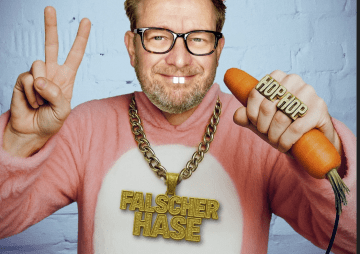 Hase oder nicht Hase? Rantum lacht sich in den Frühling 92 Hase oder nicht Hase? Rantum lacht sich in den Frühling Wenn die Grenzen zwischen Magie und Mumpitz verschwimmen, kann das nur eines bedeuten: Die beliebte Veranstaltungsreihe „Rantum lacht!“ kehrt zurück. Am 23. April verwandelt Martin Sierp den Rantumer Kursaal in ein Epizentrum der gepflegten Irritation. RANTUM. Es ist wieder so weit: In einer Welt, in der man kaum noch weiß, ob das Gegenüber ein echtes Experten-Profil oder nur ein besonders gut ausgeleuchtetes Bio-Orakel ist, bringt „Rantum lacht!“ endlich Klarheit durch noch mehr Verwirrung. Getreu dem Motto „Spitzfindigkeit trifft Seeluft“ hat sich die Reihe längst als feste Instanz für alle etabliert, die ihren Humor lieber scharfsinnig als flach serviert bekommen. Der Auftakt: Ein „Falscher Hase“ mit echtem Biss Den prestigeträchtigen Startschuss gibt in diesem Jahr kein Geringerer als Martin Sierp. Mit seinem aktuellen Programm „Falscher Hase! Magic & Möhr“ beweist der wandelbare Alleskönner, dass Selbstironie die einzige Währung ist, die auf Sylt noch stabilen Kurs hält. Sierp flirtet, swingt und zaubert sich durch das Labyrinth menschlicher Identitäten – und schreckt dabei nicht einmal davor zurück, den „Fürst der Finsternis“ persönlich aus dem Keller zu zitieren. Sein Versprechen an das Publikum ist so seriös wie charmant: In Zeiten von Blendern und Besserwissern sollte man sich von niemandem hinters Licht führen lassen – es sei denn, derjenige hält dabei ein Mikrofon und eine Karotte in der Hand. Ein praller Terminkalender für Lach-Profis Wer nach diesem magischen Intermezzo Blut geleckt hat, darf sich auf eine hochkarätig besetzte Saison freuen. Die kommenden Monate lesen sich wie das „Who is Who“ der deutschen Kabarettszene: 7. Mai: Michael Frowin 21. Mai: Lars Redlich 28. Mai: Streckenbach & Köhler 10. Juni: Jan-Peter Petersen 25. Juni: Anka Zink Nach einer kurzen Sommer-Verschnaufpause übernehmen im Herbst Lara Ermer (17. September), Kerim Pamuk (1. Oktober) und schließlich Johannes Flöck (15. Oktober), um das Comedy-Jahr 2026 gebührend zu verabschieden. Tickets und Termine Die Verwirrung beginnt am Donnerstag, den 23. April, pünktlich um 20 Uhr (Einlass für Suchende und Wissende entsprechend früher) im Rantumer Kursaal, Strandweg 7. Karten sind im Vorverkauf für bodenständige 21 Euro bei allen Sylter Vorverkaufsstellen sowie unter www.insel-sylt.de erhältlich. Kurzentschlossene zahlen an der Abendkasse 23 Euro – ein fairer Aufpreis für die Chance, Martin Sierp dabei zuzusehen, wie er die Realität nach seinen Wünschen verbiegt.