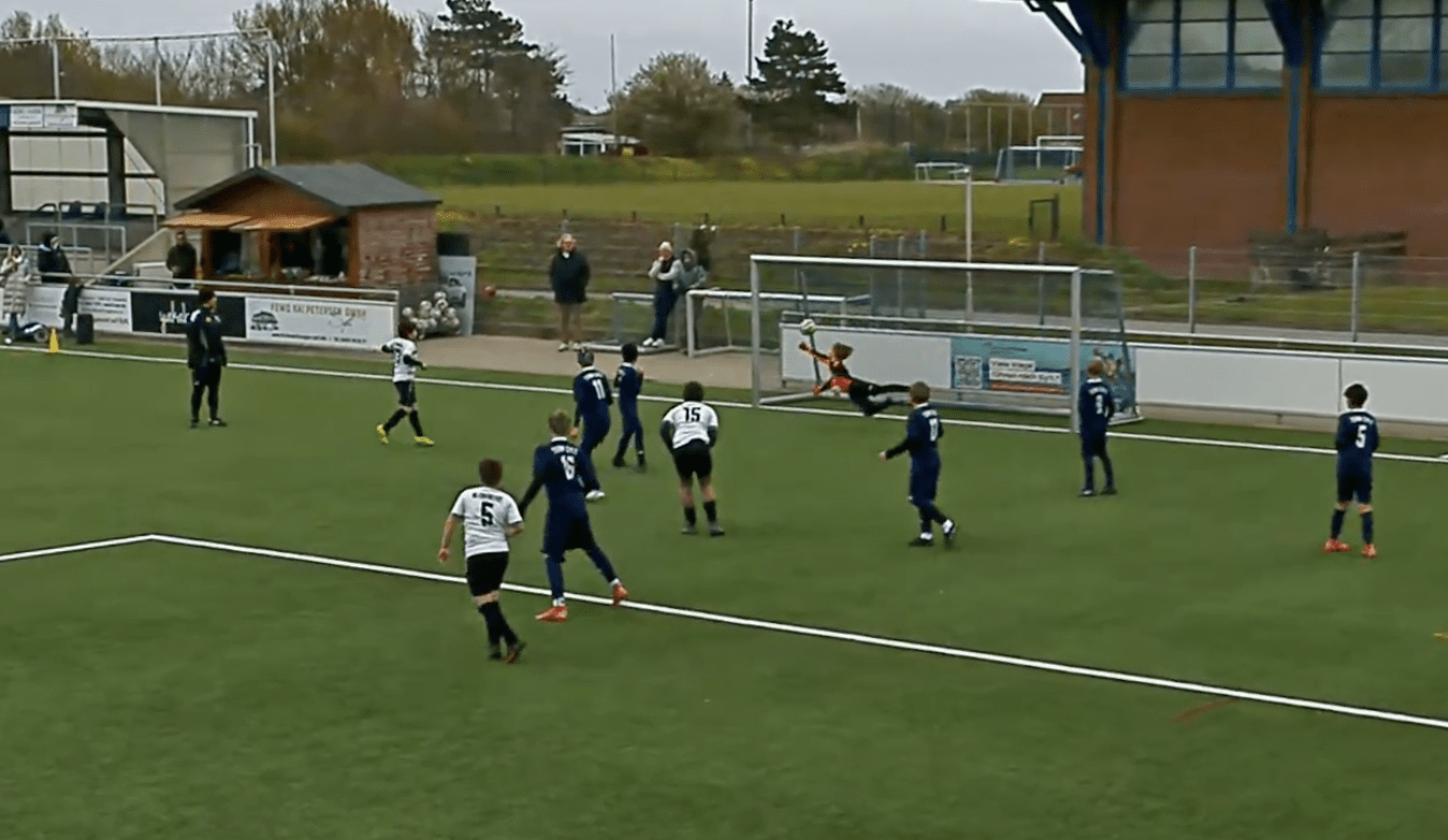 Video: Packender Kampf in Keitum: Team Sylt II trotzt der körperlichen Überlegenheit 10 Packender Kampf in Keitum: Team Sylt II trotzt der körperlichen Überlegenheit