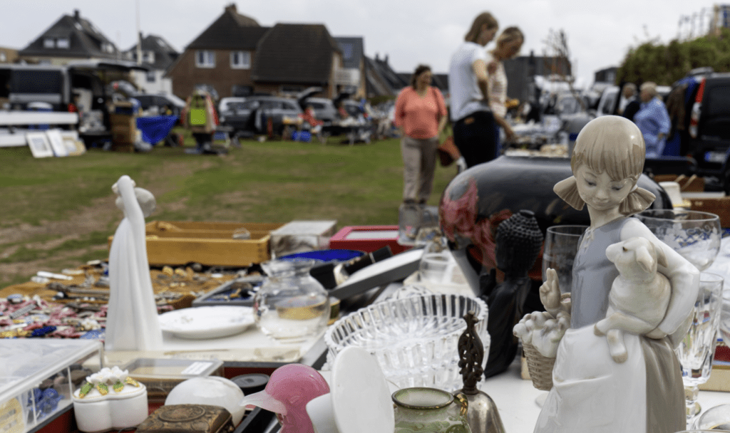 chatzsuche unter blauem Himmel: Der traditionelle Flohmarkt am Minigolfplatz Wenningstedt ist zurück Gibt es etwas Schöneres, als bei strahlendem Sonnenschein und einer sanften Nordseebrise an der frischen Luft zu flanieren? Das herrliche Sylter Frühlingswetter lockt uns geradezu nach draußen – der Himmel leuchtet blau, die Luft ist klar, und die Temperaturen laden zum stundenlangen Verweilen im Freien ein. Genau zur richtigen Zeit und bei diesen geradezu perfekten Bedingungen startet auch in diesem Jahr wieder der traditionelle Flohmarkt am Minigolfplatz in Wenningstedt-Braderup. Flohmärkte haben eine lange und liebevolle Tradition, die tief in der Sehnsucht nach dem Echten und Unperfekten verwurzelt ist. Es ist dieser ganz besondere Zauber des Entdeckens, der Jung und Alt gleichermaßen anzieht. Zwischen den Ständen zu schlendern bedeutet, auf eine kleine Zeitreise zu gehen. Der wahre Reiz liegt darin, dass man selten das findet, was man eigentlich gesucht hat – dafür aber das, wovon man gar nicht wusste, dass man es unbedingt braucht. Es geht um die Nachhaltigkeit, geliebten Dingen ein zweites Leben zu schenken, um die Faszination für Handwerkskunst vergangener Tage und nicht zuletzt um den herzlichen Klönschnack mit den Verkäufern, die zu fast jedem Stück eine eigene kleine Geschichte erzählen können. Bei diesem traumhaften Wetter macht das gemütliche Feilschen unter freiem Himmel gleich doppelt so viel Spaß. Am Minigolfplatz gibt es an den Ständen so Einiges zum Stöbern und Staunen: Ob feines Geschirr für die sommerliche Kaffeetafel, Antikes mit Charakter, Maritimes als Erinnerung an die See, funkelnder Schmuck, gut erhaltene Kleidung oder einfach ein bisschen charmanter Kitsch – es ist genau diese bunte, unvorhersehbare Mischung, die das Herz von Trödlern höherschlagen lässt. Präsentiert werden die kleinen und großen Schätze von freundlichen Ausstellern, die das familiäre Flair dieses Marktes prägen. Ein weiterer wunderbarer Aspekt, der diese Tradition so wertvoll macht: Das Stöbern dient einem guten Zweck. Die Standgebühren des Flohmarktes fließen direkt in gemeinnützige Projekte in Wenningstedt-Braderup. Man nimmt also nicht nur ein einzigartiges Fundstück mit nach Hause, sondern unterstützt ganz nebenbei auch die Inselgemeinschaft. Die Termine im Überblick Damit Sie das schöne Wetter und die entspannte Atmosphäre voll auskosten können, findet der Flohmarkt in den kommenden Wochen regelmäßig statt. Immer dienstags öffnen die Stände für jeweils 5 Stunden (von 10:00 bis 15:00 Uhr) ihre Auslagen. Los geht es direkt am heutigen Dienstag: Di., 5. Mai 2026 (Heute!) Di., 12. Mai 2026 Di., 19. Mai 2026 Di., 26. Mai 2026 Di., 2. Juni 2026 Di., 9. Juni 2026 Di., 16. Juni 2026 Di., 23. Juni 2026 Di., 30. Juni 2026 Di., 7. Juli 2026 Di., 14. Juli 2026 Di., 21. Juli 2026 (Weitere Termine folgen) Schnappen Sie sich eine Sonnenbrille, genießen Sie das herrliche Sylter Wetter und tauchen Sie ein in die wunderbare, nostalgische Welt des Flohmarkts am Minigolfplatz!