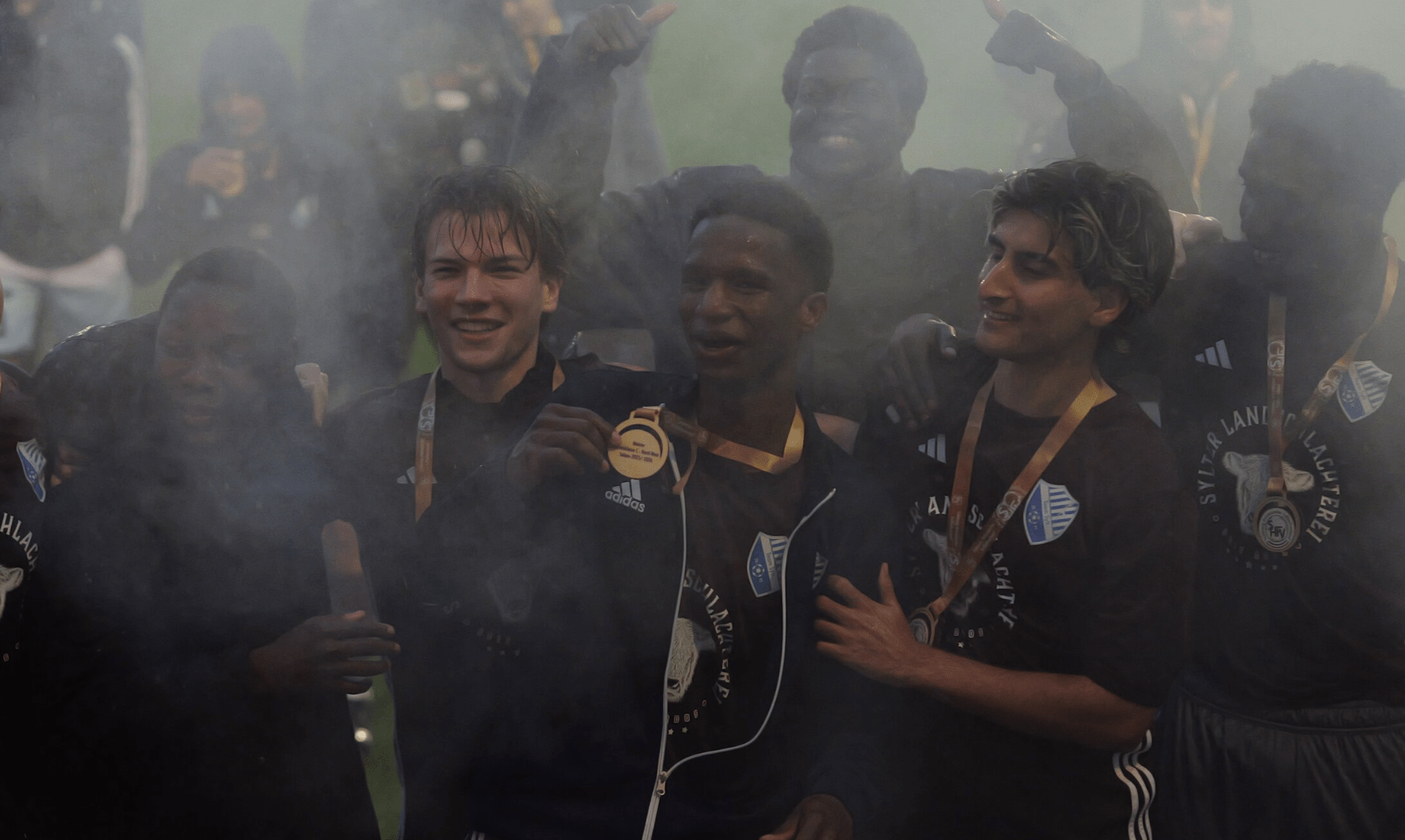 MEISTER! Team Sylt krönt eine Saison der Extraklasse - Schiedsrichte pfeift Partie nach 85. Minuten ab - Alle Bilder - alle Highlights im Video 11 MEISTER! Team Sylt krönt eine Saison der Extraklasse - Schiedsrichte pfeift Partie nach 85. Minuten ab