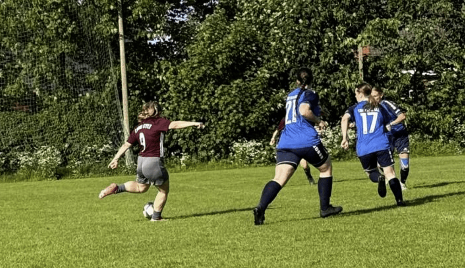Sensation bei Team Sylt: Laetitia Mikolassek schießt 9 (!) Tore bei 9:2 Sieg und lässt Klixbüll keine Chance 4 Team Sylt - Laetitia Mikolassek schießt 9 (!) Tore bei 9:2 Sieg und lässt Klixbüll keine Chance
