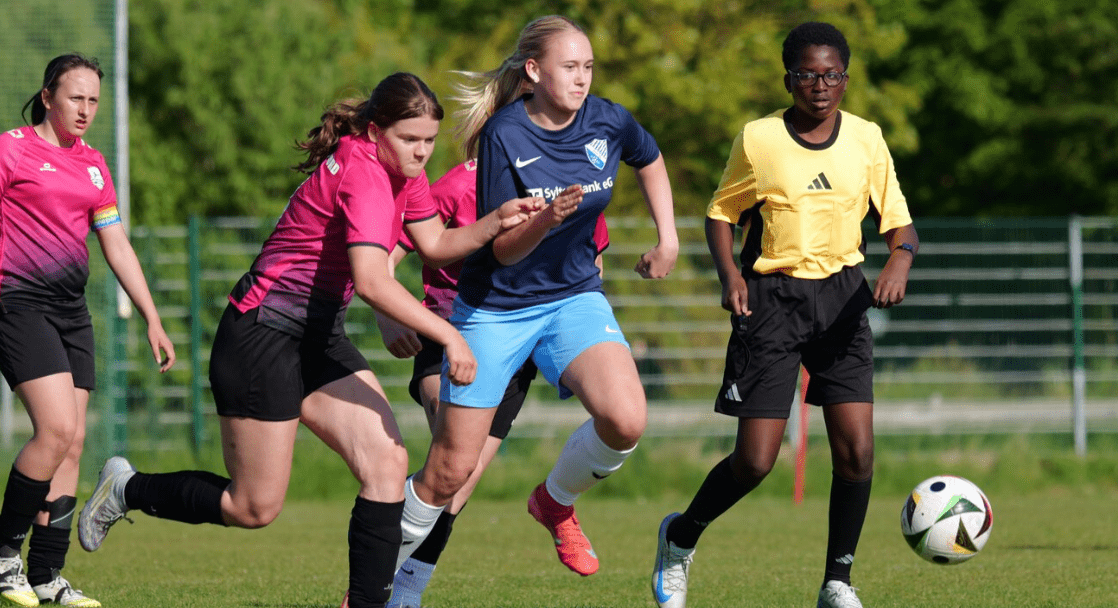 C-Juniorinnen von Team Sylt stürmen ins Pokalfinale — 17:1 gegen Athletika Nord II 3 C-Juniorinnen stürmen ins Pokalfinale — 17:1 gegen Athletika Nord II