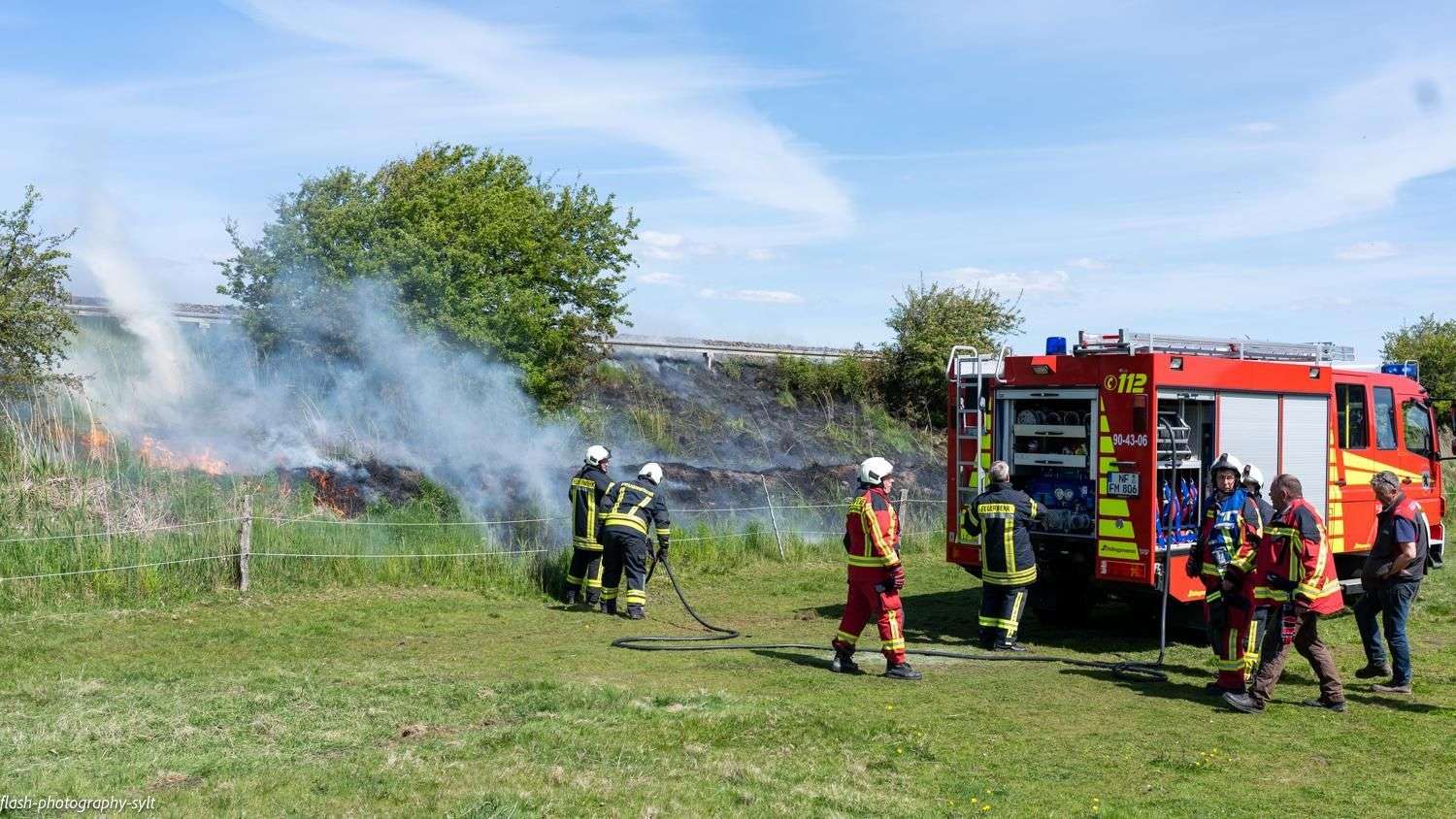 Blaulicht-Nacht in Morsum: Feuerwehr im Doppeleinsatz