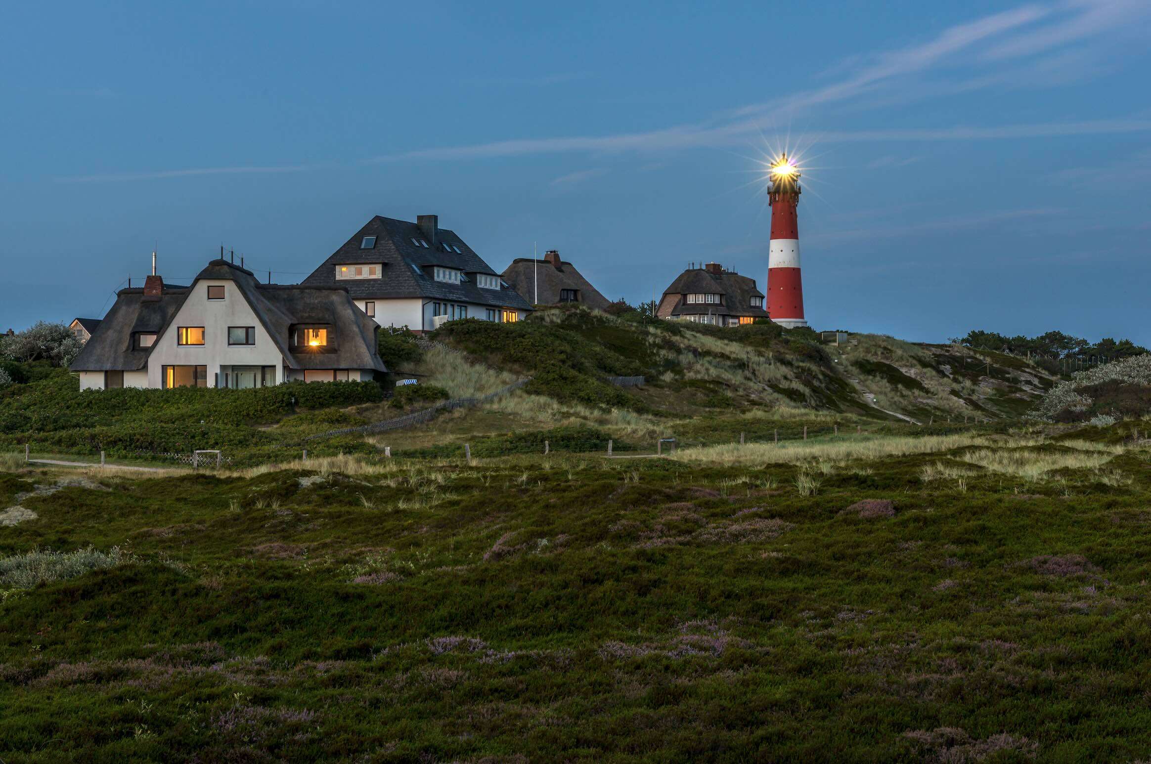 Sylt-Guide: Bus, Schiff, Kutsche & geführte Touren 2 Leuchtturm und Häuser in Hörnum auf Sylt – geführte Touren über die Insel