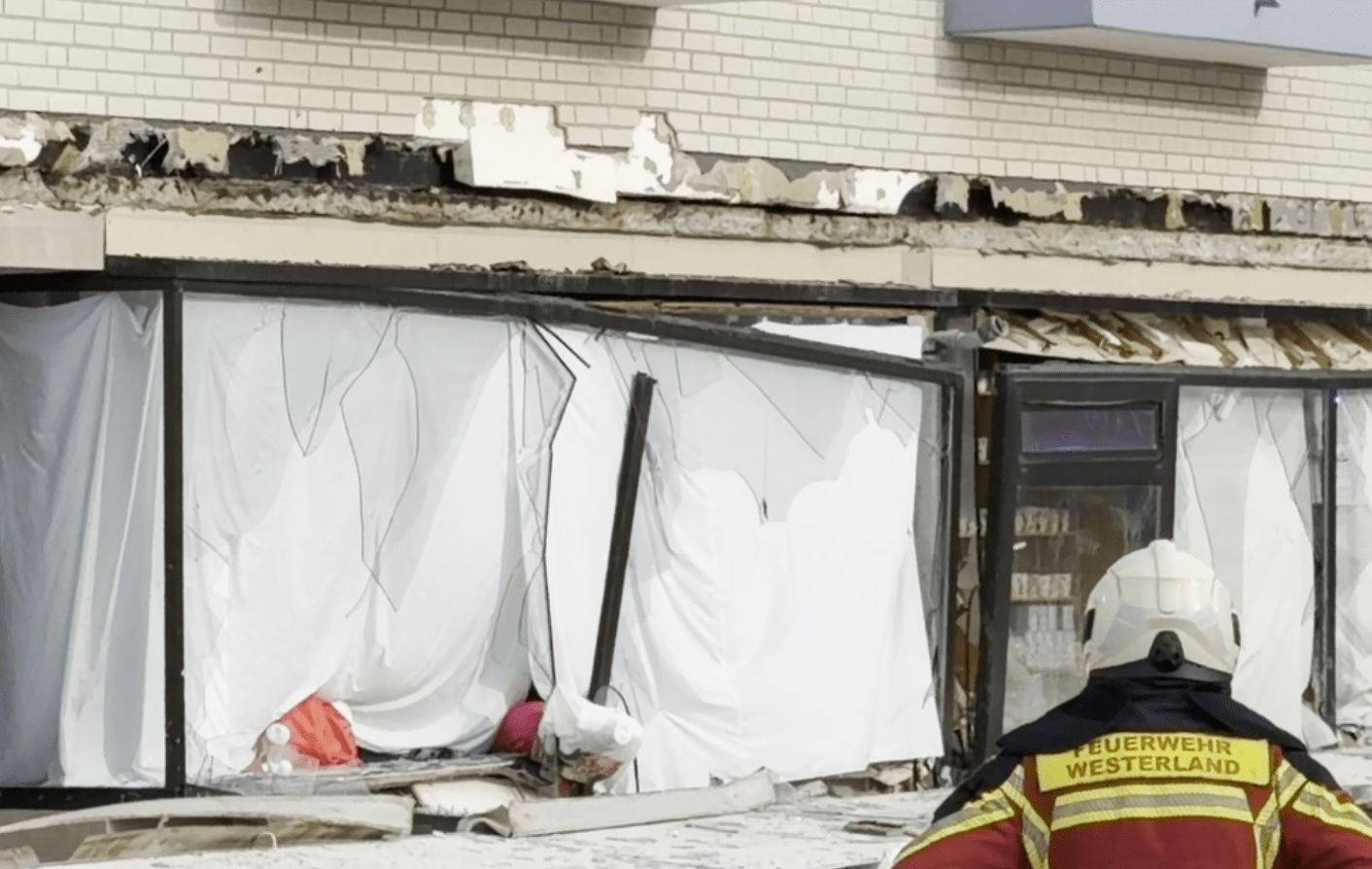 Vordach in Westerland eingestürzt: Großeinsatz in der Dr.-Nicolas-Straße Vordach in Westerland eingestürzt: Großeinsatz in der Dr.-Nicolas-Straße