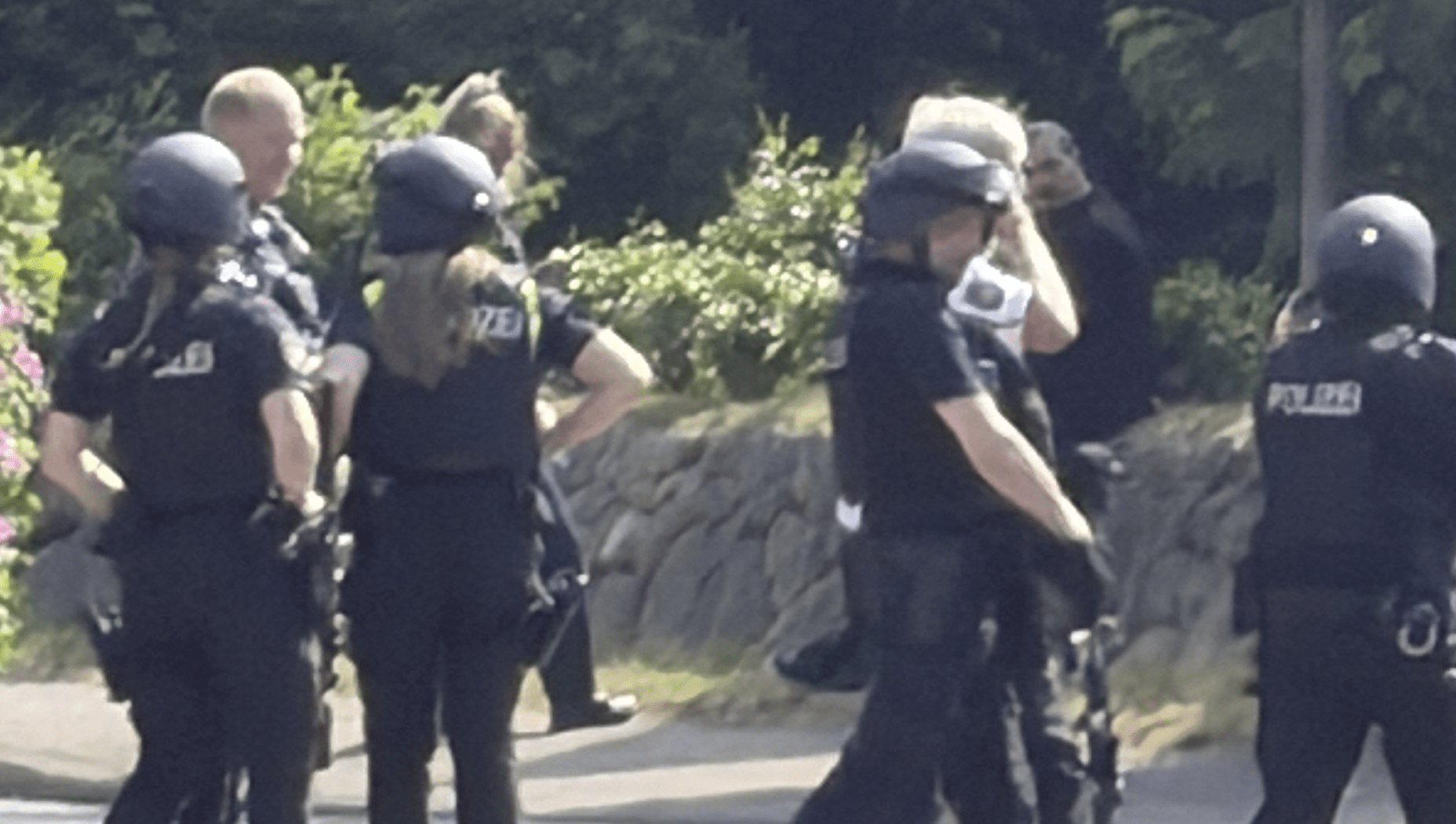 UPDATE - Polizei Einsatz in Süderstraße - Rettungswagen in Bereitschaft am ZOB 6 UPDATE - SEK Einsatz in Süderstraße