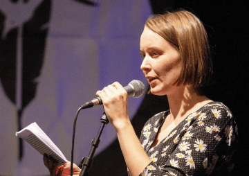 Worte, die bewegen – Poetry Slam in Morsum mit Mona Harry & Björn Högsdal
