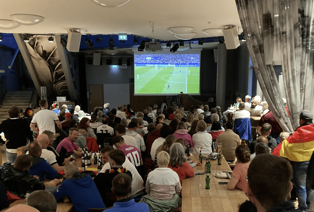 Public Viewing im Erlebniszentrum Naturgewalten List Wenn Sylt zur größten Fankurve der Nordsee wird 3 Public Viewing im Erlebniszentrum Naturgewalten List Wenn Sylt zur größten Fankurve der Nordsee wird