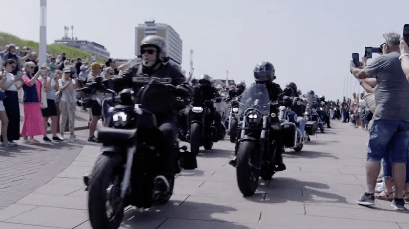 Donnerstag bis Sonntag auf Sylt: Harley-Wochenende mit Doppel-Jubiläum Das Sylt Chapter feiert 30 Jahre – und die Summertime Party zum 27. Mal 1 Donnerstag bis Sonntag auf Sylt: Harley-Wochenende mit Doppel-Jubiläum Das Sylt Chapter feiert 30 Jahre – und die Summertime Party zum 27. Mal