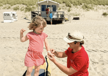 Kleines Armband, große Sicherheit auf Sylt 2026 - Kindersucharmbänder