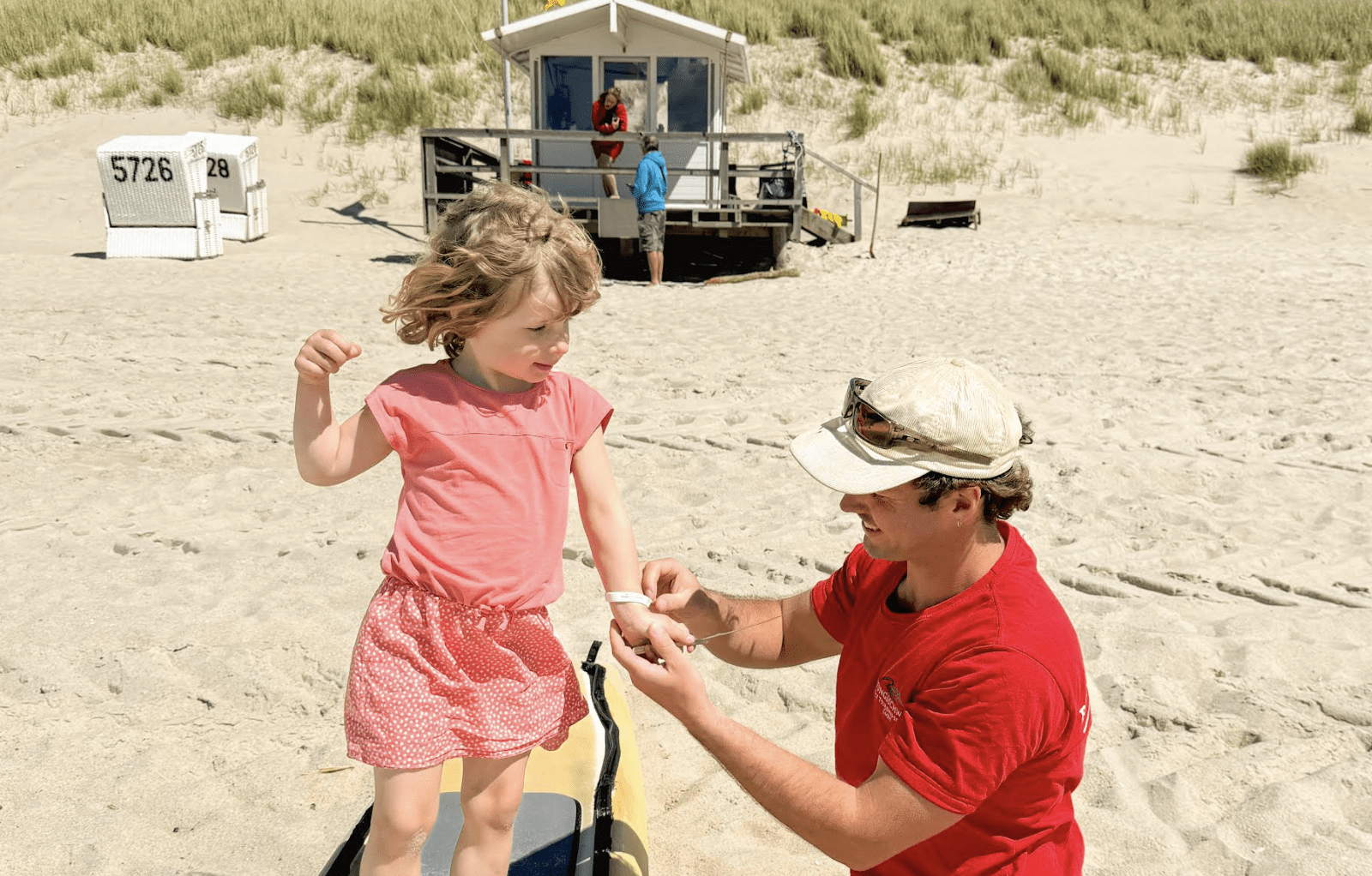 Kleines Armband, große Sicherheit auf Sylt 2026 - Kindersucharmbänder 1 Kleines Armband, große Sicherheit auf Sylt 2026 - Kindersucharmbänder