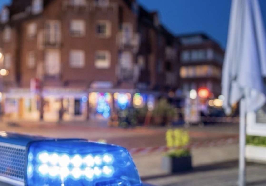 Großeinsatz am späten Abend auf Sylt: Westerländer Innenstadt teilweise abgesperrt 8 Großeinsatz am späten Abend auf Sylt: Westerländer Innenstadt teilweise abgesperrt