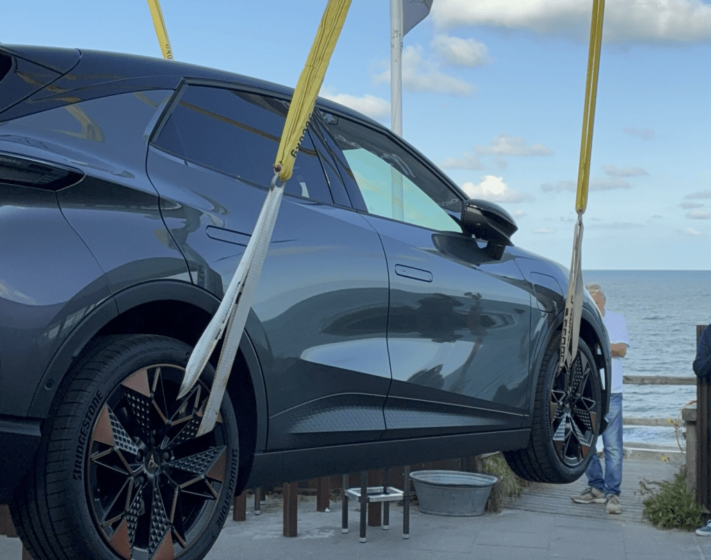 Cupra Raval wird über Restaurant gehoben auf Sylt