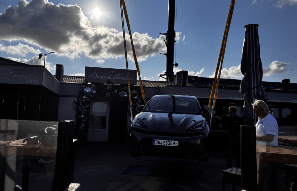 Wenn die Schwerkraft Pause macht: Spektakuläre Auto-Lieferung auf Sylt