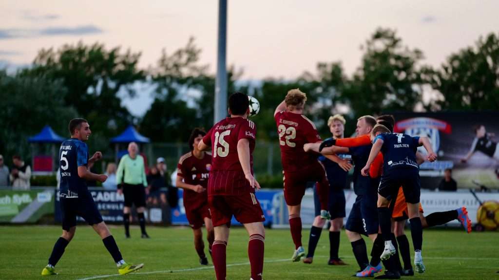 Pflichtaufgabe erledigt: SC Norddörfer gewinnt den Auftakt mit 1:0 gegen TSV Klixbüll 104
Finn-Lasse-Bunn-im-duell.-bendix-bussius-lauert-
