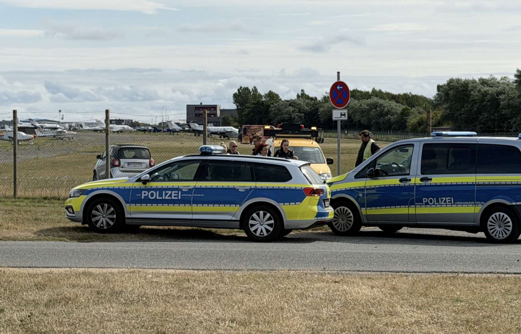 Fahrzeug durchbricht Zaun am Sylter Flughafen - Kleiner Smart wollte hoch hinaus 4 Fahrzeug durchbricht Zaun am Sylter Flughafen - Kleiner Smart wollte hoch hinaus