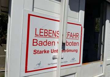 Warnschild „Lebensgefahr wegen Unterströmung" am Übergang zum Brandenburger Strand in Westerland auf Sylt Titel: Warnung vor Unterströmung am Brandenburger Strand, Westerland