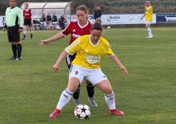 Ansage an die Liga: SCN-Damen zerlegen den Titelfavoriten Wer wissen wollte, wer in dieser Saison die Kreisklasse Nordfriesland prägen wird, hatte am Freitagabend an der Sam-Beese-Kampfbahn eine ziemlich eindeutige Antwort. Der SC Norddörfer fegte die FSG Goldebek-Arlewatt II mit 9:0 vom Platz – und das war noch das freundliche Ergebnis. Die Vorzeichen hatten eine andere Sprache gesprochen. Die Gäste waren als Zweiter der Vorsaison und designierter Titelfavorit angereist. Der SCN hingegen hatte im Vorjahr gar nicht gemeldet; in der Saison davor reichte es nur zu einem Platz im unteren Mittelfeld. Was sich in Wenningstedt allerdings verändert hat, ist die personelle Ausgangslage: Das einzige Sylter Frauenteam der Vorsaison, der Meister von Team Sylt, hat seine Meldung zurückgezogen – und ein Teil dieser Meisterinnen läuft jetzt für den SCN auf. Zwei Namen stehen dabei besonders heraus. Laetitia Mikolassek, die bereits für Holstein Kiel und Turbine Potsdam gespielt hat, dort aber immer wieder von Verletzungen ausgebremst wurde, und Madlen Glonner, die zuletzt als Torfrau in der Männermannschaft von Team Sylt gehalten hat. Für Goldebek-Arlewatt wurde genau diese Verstärkung zum Problem. Zwei Kontakte, dann der Abschluss Es dauerte 120 Sekunden. Mikolassek traf in der 2. Minute zur Führung, Lis Emma Boysen legte in der 5. nach. Danach lief das Spiel nur noch in eine Richtung. Die Inselnerinnen wirkten frischer, vor allem aber technisch eine Klasse besser: maximal zwei Ballberührungen, schnelle Flügelspielerinnen, saubere Abschlüsse. Die Abwehr des Favoriten kam mit dem Tempo schlicht nicht mit. Besonders Pina Rohde und Mikolassek lasen die Räume gedankenschnell – jeder Fehlpass der Gäste wurde umgehend bestraft. Mikolassek traf in der 10., 15. und 24. Minute zum 5:0-Pausenstand. Dass es zur Halbzeit nicht schon zweistellig stand, war einzig das Verdienst von Gästetorfrau Emmily Kohlmüller, die mit einer Reihe starker Paraden das Debakel in Grenzen hielt. Die Chancenverwertung war denn auch der einzige Punkt, an dem sich der SCN Kritik gefallen lassen muss. Dass eine Spielerin mit Mikolasseks Vita heute in der Kreisklasse aufläuft, hat einen bitteren Grund: Verletzungspech hat sie in Kiel und Potsdam immer wieder zurückgeworfen. Auf Sylt scheint sie ihre Freude am Fußball wiedergefunden zu haben – und die Liga bekommt das gerade zu spüren. Und in den wenigen Momenten, in denen die überforderten Gäste doch einmal vor das Tor kamen, war entweder Glonner zur Stelle oder die enorm agile Nommi Marie Rohde, die hinten alles zumachte. Die zweite Hälfte gehört der Kapitänin Nach dem Seitenwechsel machte Mikolassek in der 55. mit ihrem fünften Treffer das halbe Dutzend voll. Dann übernahm Kapitänin Pina Rohde: 62., 65. und schließlich 82. Minute – Dreierpack, 9:0, Schlusspunkt. Neun Tore, kein Gegentor, keine erkennbare Schwäche. Es ist der erste Spieltag, und trotzdem drängt sich der Gedanke auf: Vielleicht haben wir an der Sam-Beese-Kampfbahn die designierten Meisterinnen der Kreisklasse Nordfriesland gesehen. Torfolge: 1:0 Mikolassek (2.), 2:0 Boysen (5.), 3:0 Mikolassek (10.), 4:0 Mikolassek (15.), 5:0 Mikolassek (24.), 6:0 Mikolassek (55.), 7:0 P. Rohde (62.), 8:0 P. Rohde (65.), 9:0 P. Rohde (82.) Torschützinnen: Mikolassek 5, P. Rohde 3, Boysen 1 SC Norddörfer: Glonner – N. M. Rohde, Reinhardt, Boysen, Stückmark, Mikolassek, P. Rohde (C). Ersatzbank: Ertl, Binn Harder, Torn, Olsson. Trainer: Marko Schneider-Pauly. Beste Gästespielerin: Torfrau Emmily Kohlmüller