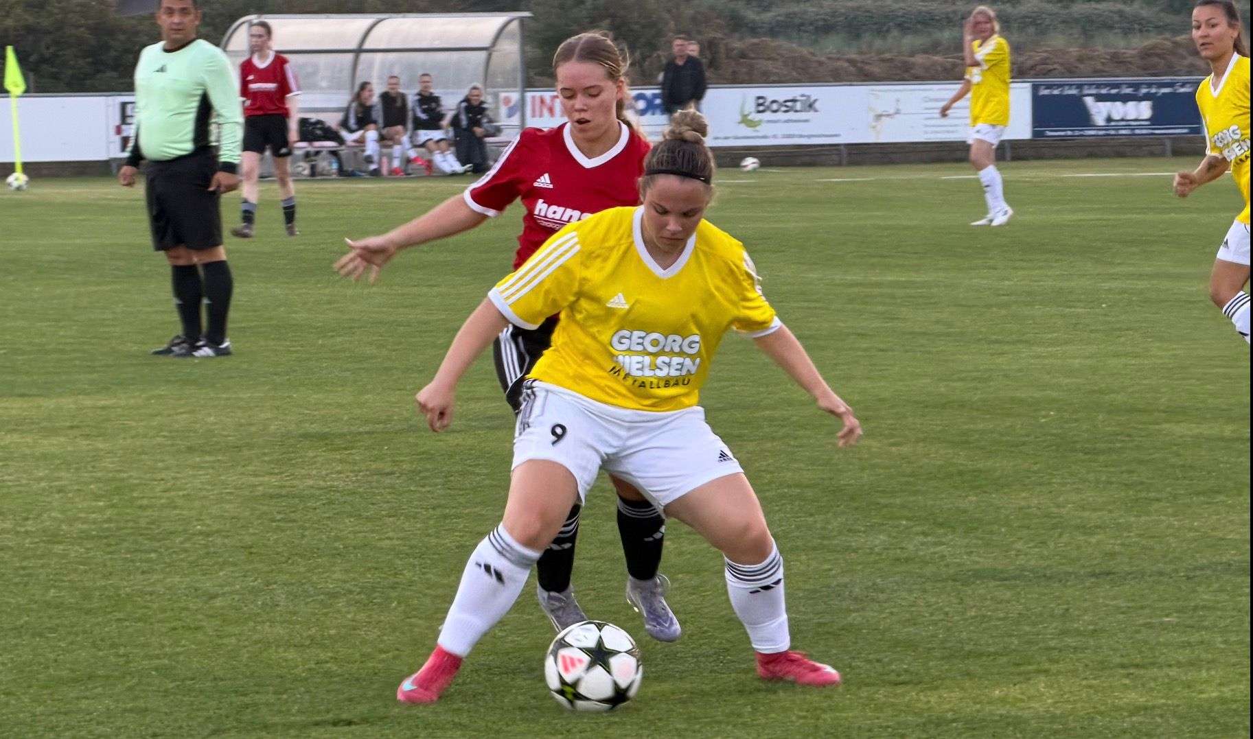 Ansage an die Liga: SCN-Damen zerlegen den Titelfavoriten mit 9:0 9 Ansage an die Liga: SCN-Damen zerlegen den Titelfavoriten Wer wissen wollte, wer in dieser Saison die Kreisklasse Nordfriesland prägen wird, hatte am Freitagabend an der Sam-Beese-Kampfbahn eine ziemlich eindeutige Antwort. Der SC Norddörfer fegte die FSG Goldebek-Arlewatt II mit 9:0 vom Platz – und das war noch das freundliche Ergebnis. Die Vorzeichen hatten eine andere Sprache gesprochen. Die Gäste waren als Zweiter der Vorsaison und designierter Titelfavorit angereist. Der SCN hingegen hatte im Vorjahr gar nicht gemeldet; in der Saison davor reichte es nur zu einem Platz im unteren Mittelfeld. Was sich in Wenningstedt allerdings verändert hat, ist die personelle Ausgangslage: Das einzige Sylter Frauenteam der Vorsaison, der Meister von Team Sylt, hat seine Meldung zurückgezogen – und ein Teil dieser Meisterinnen läuft jetzt für den SCN auf. Zwei Namen stehen dabei besonders heraus. Laetitia Mikolassek, die bereits für Holstein Kiel und Turbine Potsdam gespielt hat, dort aber immer wieder von Verletzungen ausgebremst wurde, und Madlen Glonner, die zuletzt als Torfrau in der Männermannschaft von Team Sylt gehalten hat. Für Goldebek-Arlewatt wurde genau diese Verstärkung zum Problem. Zwei Kontakte, dann der Abschluss Es dauerte 120 Sekunden. Mikolassek traf in der 2. Minute zur Führung, Lis Emma Boysen legte in der 5. nach. Danach lief das Spiel nur noch in eine Richtung. Die Inselnerinnen wirkten frischer, vor allem aber technisch eine Klasse besser: maximal zwei Ballberührungen, schnelle Flügelspielerinnen, saubere Abschlüsse. Die Abwehr des Favoriten kam mit dem Tempo schlicht nicht mit. Besonders Pina Rohde und Mikolassek lasen die Räume gedankenschnell – jeder Fehlpass der Gäste wurde umgehend bestraft. Mikolassek traf in der 10., 15. und 24. Minute zum 5:0-Pausenstand. Dass es zur Halbzeit nicht schon zweistellig stand, war einzig das Verdienst von Gästetorfrau Emmily Kohlmüller, die mit einer Reihe starker Paraden das Debakel in Grenzen hielt. Die Chancenverwertung war denn auch der einzige Punkt, an dem sich der SCN Kritik gefallen lassen muss. Dass eine Spielerin mit Mikolasseks Vita heute in der Kreisklasse aufläuft, hat einen bitteren Grund: Verletzungspech hat sie in Kiel und Potsdam immer wieder zurückgeworfen. Auf Sylt scheint sie ihre Freude am Fußball wiedergefunden zu haben – und die Liga bekommt das gerade zu spüren. Und in den wenigen Momenten, in denen die überforderten Gäste doch einmal vor das Tor kamen, war entweder Glonner zur Stelle oder die enorm agile Nommi Marie Rohde, die hinten alles zumachte. Die zweite Hälfte gehört der Kapitänin Nach dem Seitenwechsel machte Mikolassek in der 55. mit ihrem fünften Treffer das halbe Dutzend voll. Dann übernahm Kapitänin Pina Rohde: 62., 65. und schließlich 82. Minute – Dreierpack, 9:0, Schlusspunkt. Neun Tore, kein Gegentor, keine erkennbare Schwäche. Es ist der erste Spieltag, und trotzdem drängt sich der Gedanke auf: Vielleicht haben wir an der Sam-Beese-Kampfbahn die designierten Meisterinnen der Kreisklasse Nordfriesland gesehen. Torfolge: 1:0 Mikolassek (2.), 2:0 Boysen (5.), 3:0 Mikolassek (10.), 4:0 Mikolassek (15.), 5:0 Mikolassek (24.), 6:0 Mikolassek (55.), 7:0 P. Rohde (62.), 8:0 P. Rohde (65.), 9:0 P. Rohde (82.) Torschützinnen: Mikolassek 5, P. Rohde 3, Boysen 1 SC Norddörfer: Glonner – N. M. Rohde, Reinhardt, Boysen, Stückmark, Mikolassek, P. Rohde (C). Ersatzbank: Ertl, Binn Harder, Torn, Olsson. Trainer: Marko Schneider-Pauly. Beste Gästespielerin: Torfrau Emmily Kohlmüller