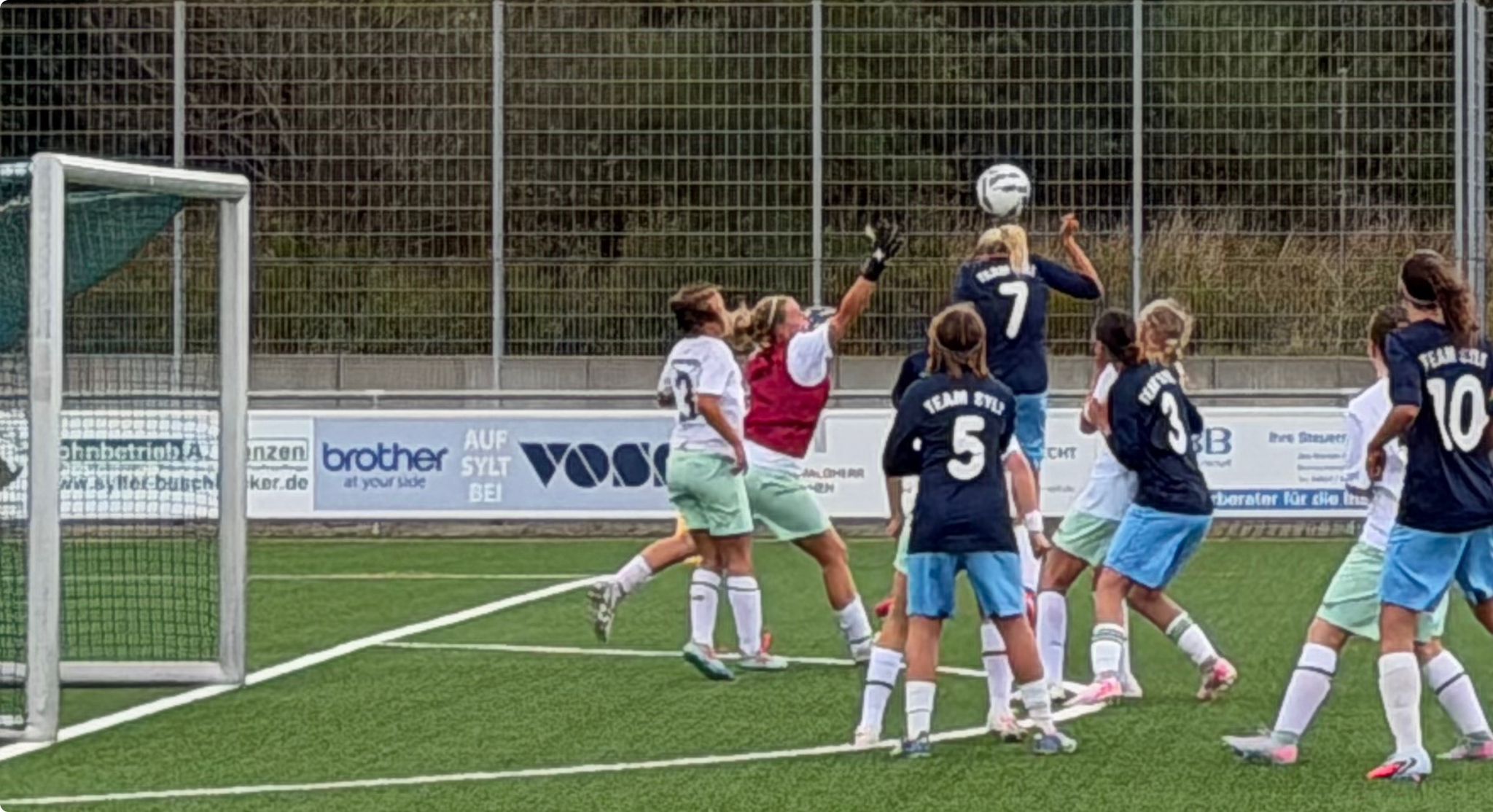 Sylter Sport: Team Sylt B-Juniorinnen starten mit 18:0 Sieg in die Saison