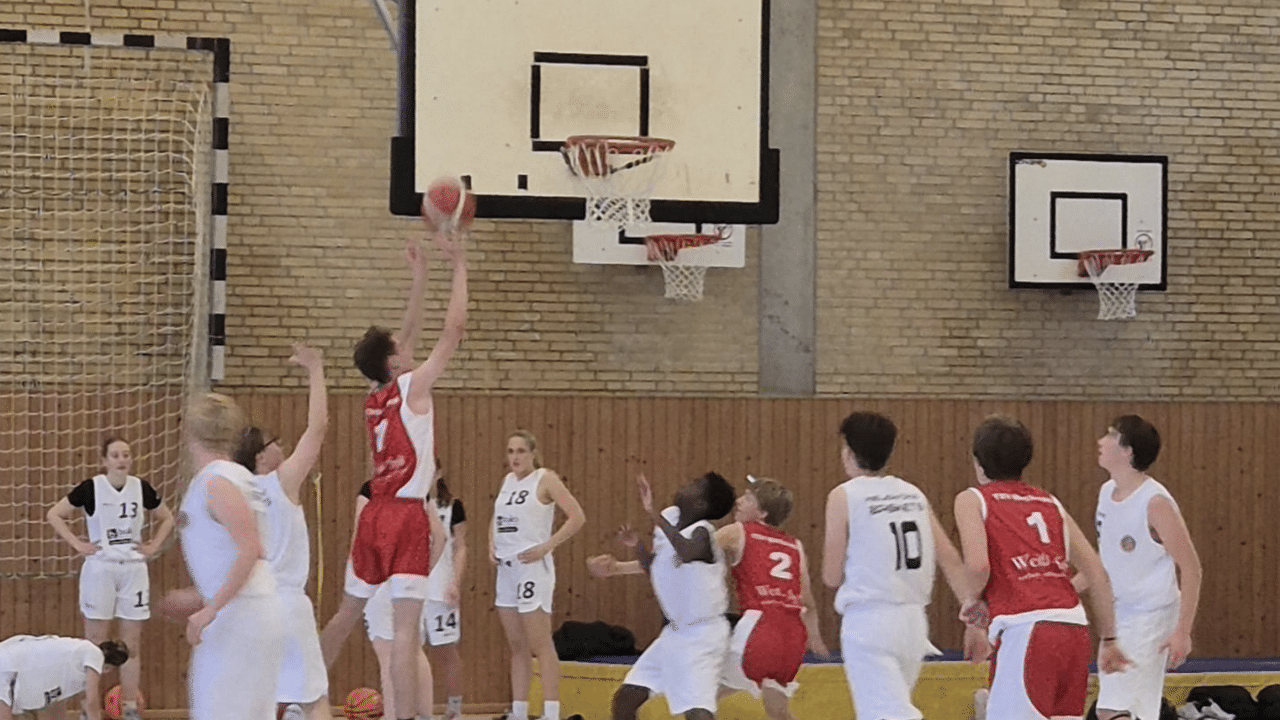 Mit sechs Mann nach Kiel: Sylter U18 verliert zum Auftakt 64:83 4 Mit sechs Mann nach Kiel: Sylter U18 verliert zum Auftakt 64:83