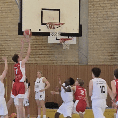 Mit sechs Mann nach Kiel: Sylter U18 verliert zum Auftakt 64:83