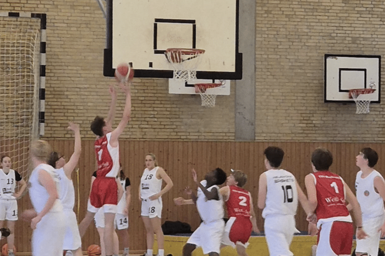 Mit sechs Mann nach Kiel: Sylter U18 verliert zum Auftakt 64:83