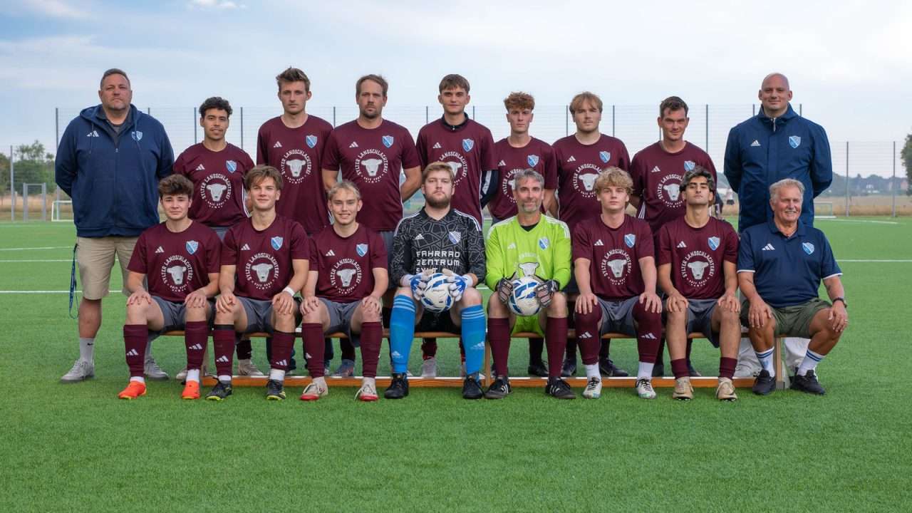 Mannschaftsfoto der 1. Herren von Team Sylt auf dem Kunstrasen