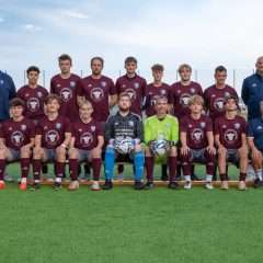 Mannschaftsfoto der 1. Herren von Team Sylt auf dem Kunstrasen