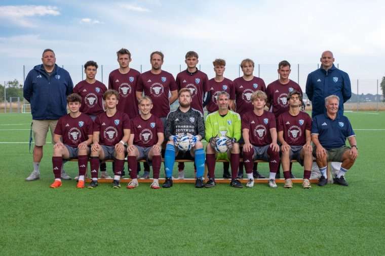 Nach dem 4:3 in Drelsdorf: Team Sylt empfängt heute Abend Arlewatt III 7 Mannschaftsfoto der 1. Herren von Team Sylt auf dem Kunstrasen