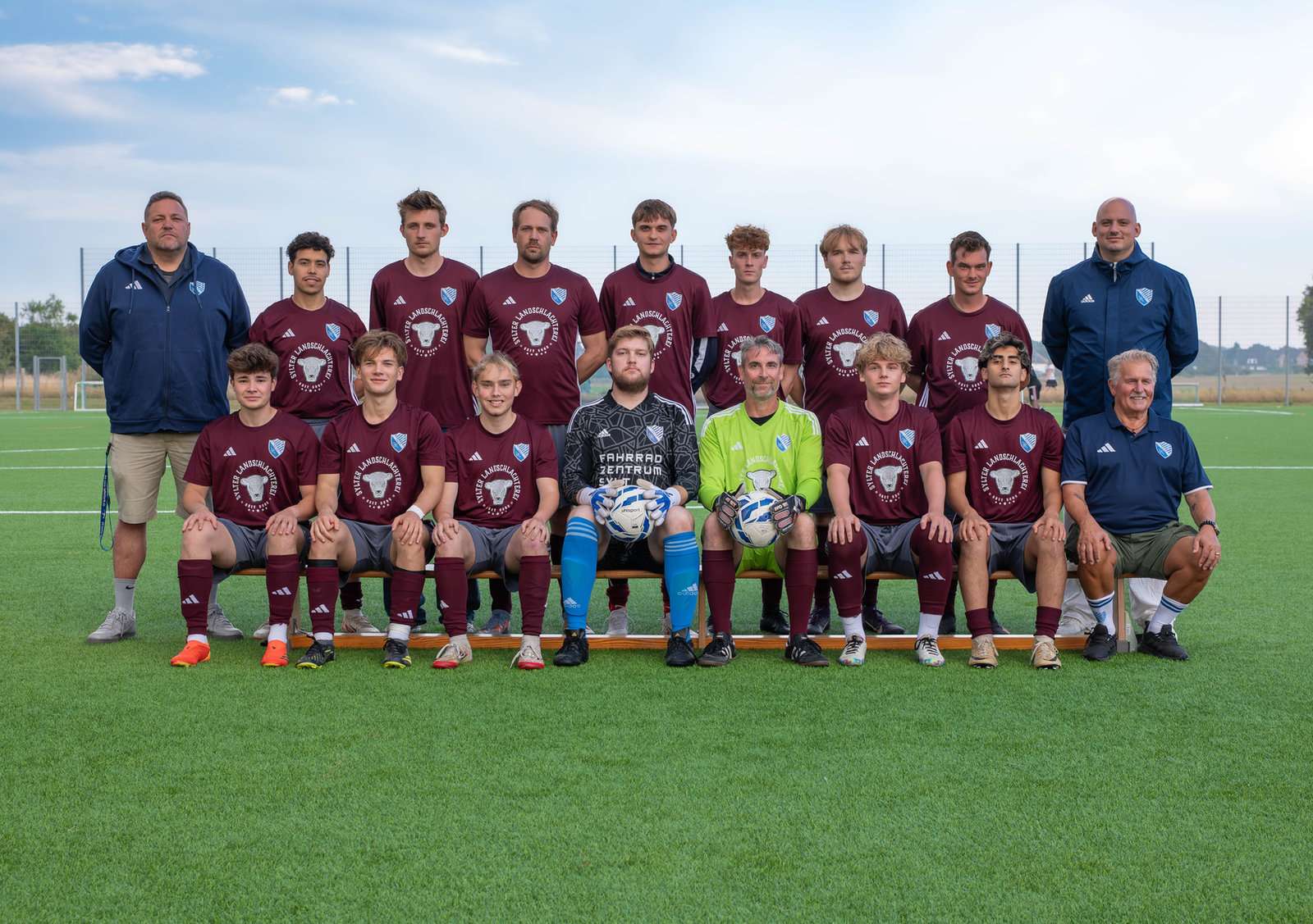 Mannschaftsfoto der 1. Herren von Team Sylt auf dem Kunstrasen